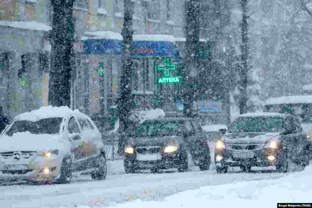  Автомобили во время снегопада на одной из улиц Симферополя в субботу, 13 февраля