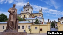 Пам’ятник митрополиту УГКЦ Андрею Шептицькому біля входу в собор святого Юра