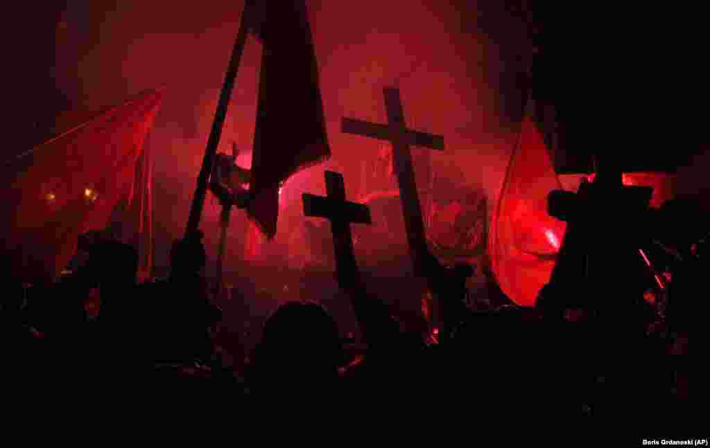 Протестуючі в Скоп'є 27 лютого несуть хрести і факели під час мітингу проти планів зі зміни конституційної назви Македонії. Кілька тисяч демонстрантів зібралися перед парламентом колишньої югославської республіки, щоб зажадати від уряду припинити переговори з сусідньою Грецією по багаторічній суперечці переіменуванню Македонії. (AP/Boris Grdanoski)