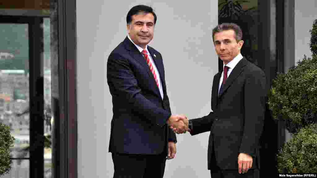 Gürcüstan prezidenti Mikheil Saakashvili (solda) seçkidə qalib gəlmiş müxalifət koalisiyasının rəhbəri, Baş nazir təyin olunacağı gözlənən Bdzina İvanishvili ilə görüşür, Tbilisi, 9 oktyabr 2012
