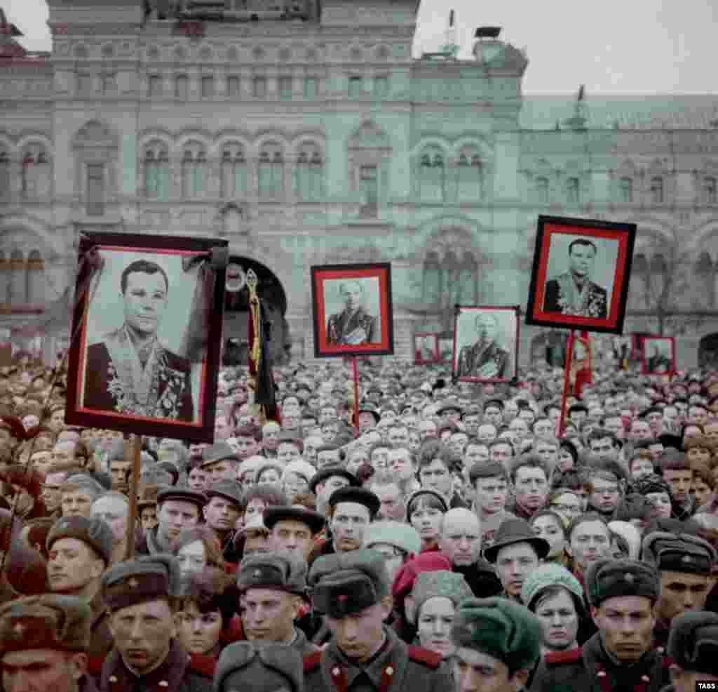 Люди несуть фотографії Гагаріна і Серьогіна в день їхнього похорону на Красній площі 