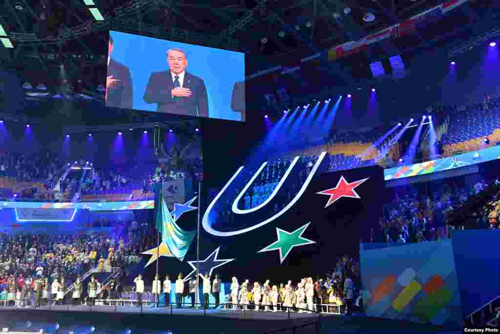 На церемонию открытия Универсиады прибыл президент Казахстана Нурсултан Назарбаев. Ведущие церемонии несколько раз за вечер поблагодарили Назарбаева «за возможность проведения Универсиады».