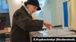 Голосування на одній з виборчих дільниць у Києві (ілюстраційне фото)