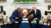 Președintele ales Donald Trump și președintele în exercițiu Joe Biden fac transferul de putere la Casa Albă. 