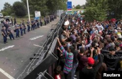 Мігранти на сербському боці паркану перед початком штурму
