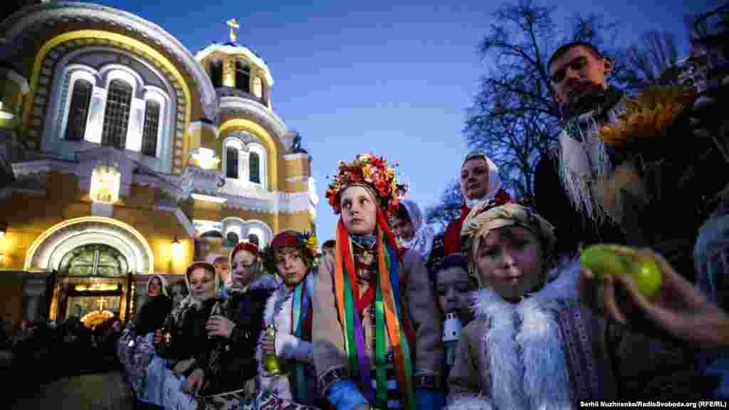 Діти під час свята Великодня в очікуванні «благодатного вогню» біля Патріаршого кафедрального собору святого Володимира в Києві – головного храму УПЦ Київського патріархату, 7 квітня. (Сергій Нужненко, Радіо Свобода/Радіо Вільна Європа) 