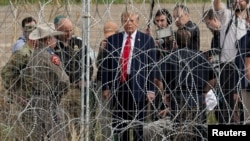 Доналд Трамп на границата меѓу САД и Мексико во Игл Пас, Тексас, февруари 2024