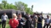 Жители столицы выступают против строительства АЗС в парковой зоне, Бишкек, 8 мая 2013 года.
