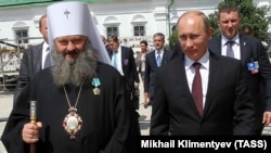 Київ, 27 липня 2013 року. Намісник Києво-Печерської лаври митрополит УПЦ (Московського патріархату) Павло (Лебідь), нагороджений державною нагородою Росії, і російський президент Володимир Путін (праворуч) перед початком зустрічі з членами синоду УПЦ (Московського патріархату)
