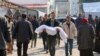 Palestinac nosi tijelo osobe ubijene u izraelskom napadu, grad Gaza, 13. januara 2025.