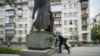 Зеленський і Єрмак у День Конституції поклали квіти до пам’ятника Пилипу Орлику