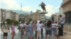 Илустративна фотографија - туристи во центарот на Скопје