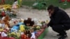 Мужчина возле места российского ракетного удара по жилому району, где погибли 20 человек, Кривой Рог, Украина, 5 апреля 2025 года