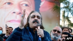 د خیبر پښتونخوا اعلاوزیر علي امین ګنډه پور يوې خبري غونډې ته وينا کوي ـ انځور له ارشيفه