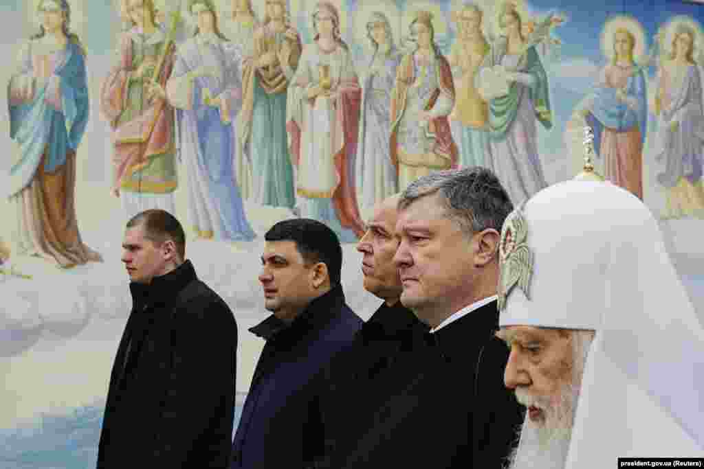 Справа наліво: голова Української православної церкви Київського патріархату, патріарх Київський і всієї Руси-України Філарет, прем'єр-міністр України Володимир Гройсман, голова Верховної Ради України Андрій Парубій, президент України Петро Порошенко перед початком молебню за загиблими Героями Небесної сотні в Михайлівському соборі, в Києві, 20 лютого 2018 року