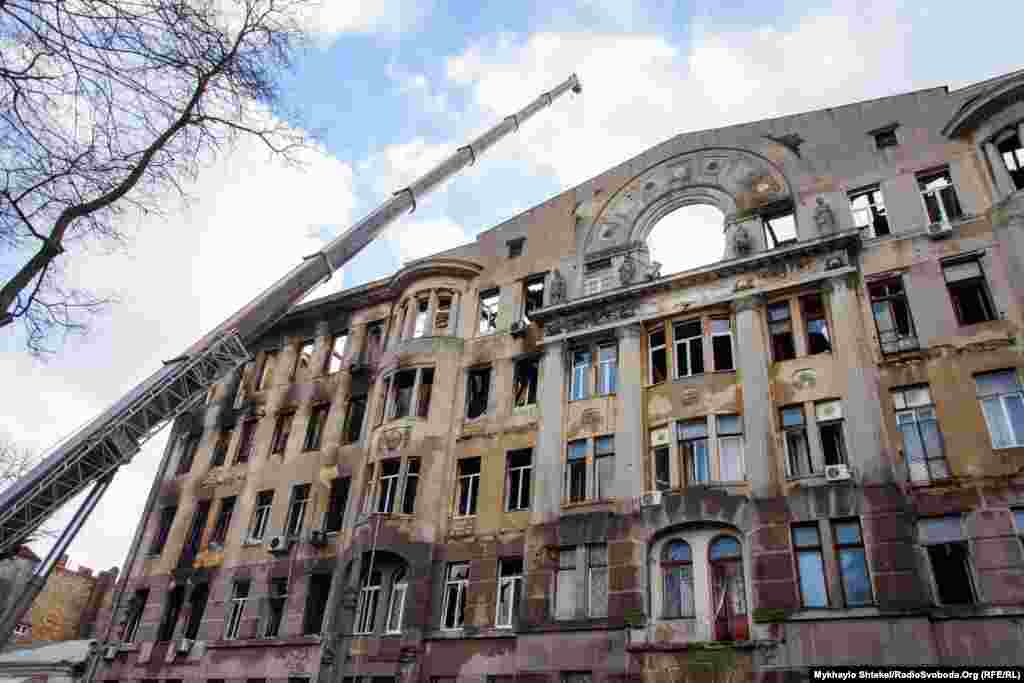 Так виглядає пам’ятка архітектури будинок Асвадурова після трагедії – після кількох годин боротьби із вогнем пожежу локалізували на площі в 4 тисячі метрів