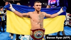 Василь Ломаченко став чемпіоном світу за версією WBA у травні минулого року, а у грудні завоював пояс чемпіона світу за версією WBO