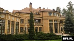 На початку липня стало відомо, що президент Володимир Зеленський почав мешкати на державній дачі