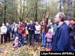 Участники акции "Поэты обнимают деревья"