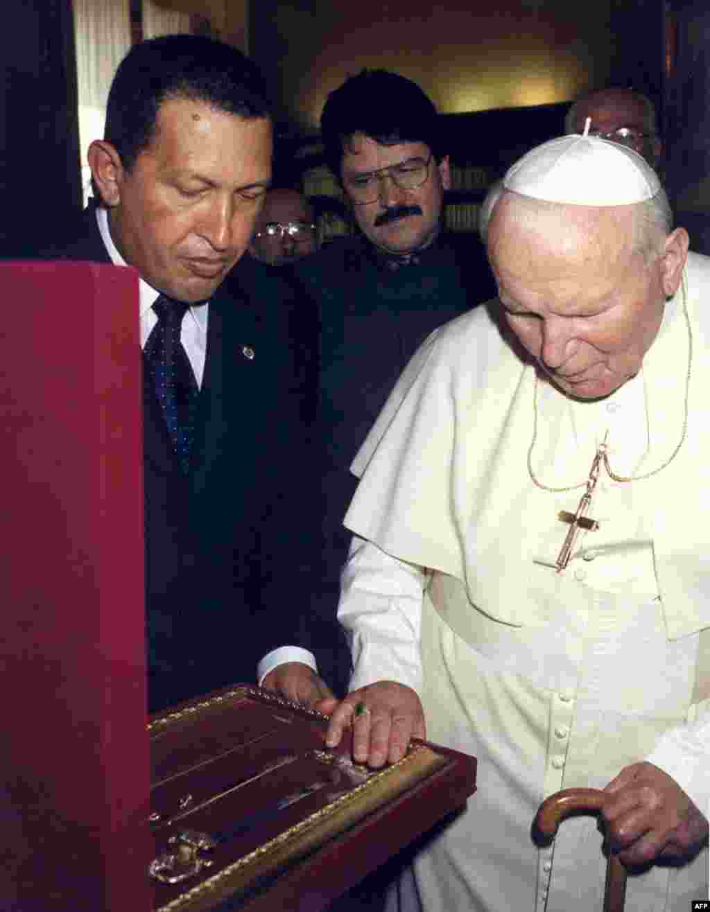 Hugo Chavez sa papom Ivanom Pavlom II, Vatican, 30. septembar 1999.