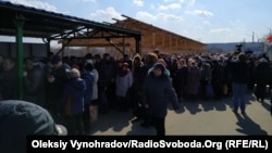Очередь на КПВВ в сторону подконтрольной Украине территории