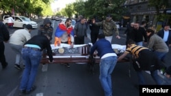 Armenia - Opposition activists block a street in Yerevan, 16 April 2018.