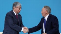 Президент Казахстану Касим-Жомарт Токаєв (л) і його попередник на посаді Нурсултан Назарбаєв