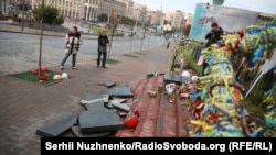 На місці руйнування пам’ятника героям Небесної сотні у Києві, 5 жовтня 2017 року
