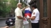 Գասպարին փորձում էր ՌԴ դրոշը և Քոչարյանի դիմանկարը փակցնել ՀՀԿ և ՀՅԴ գրասենյակների դռներին