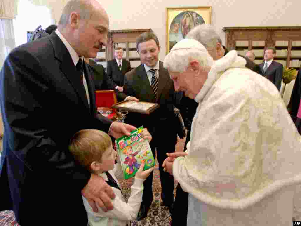 Nikolaj, sin bjeloruskog predsjednika Aleksandra Lukašenka, pokazuje knjigu Papi tokom susreta u Vaticanu, april 2009.