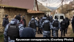 Обшук у помешканні кримського історика Шукрі Сейтумерова. Окупований Росією Крим. Березень 2020 року