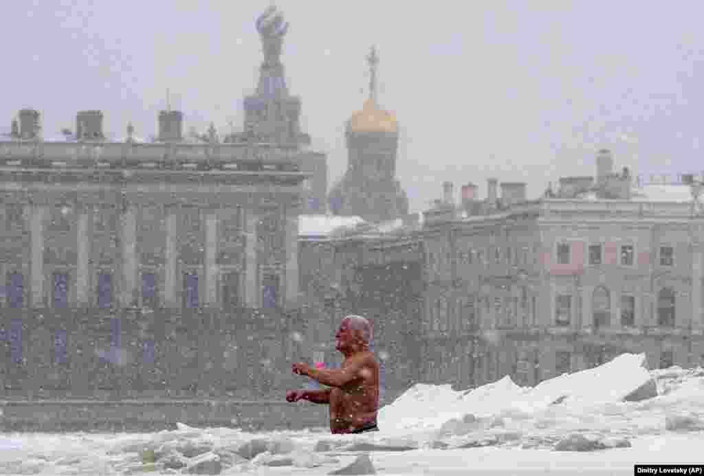 Мужчина купается в проруби в Санкт-Петербурге, Россия. Температура в Санкт-Петербурге – минус 15 по Цельсию. (AP/Дмитрий Ловецкий)