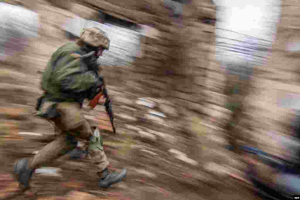 Бойовики на Донбасі здійснили 35 обстрілів за добу. На фото - український військовий під час патрулювання села Водяне, неподалік Маріуполя, 10 листопада 2016 року 