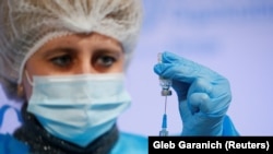 В Україні наразі використовується лише CoviShield,  індійська версія вакцини AstraZeneca