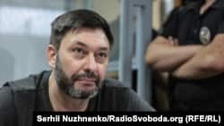 20 серпня судді мали розглянути скаргу захисту Вишинського на рішення Подільського районного суду від 19 липня про продовження його арешту до 19 вересня