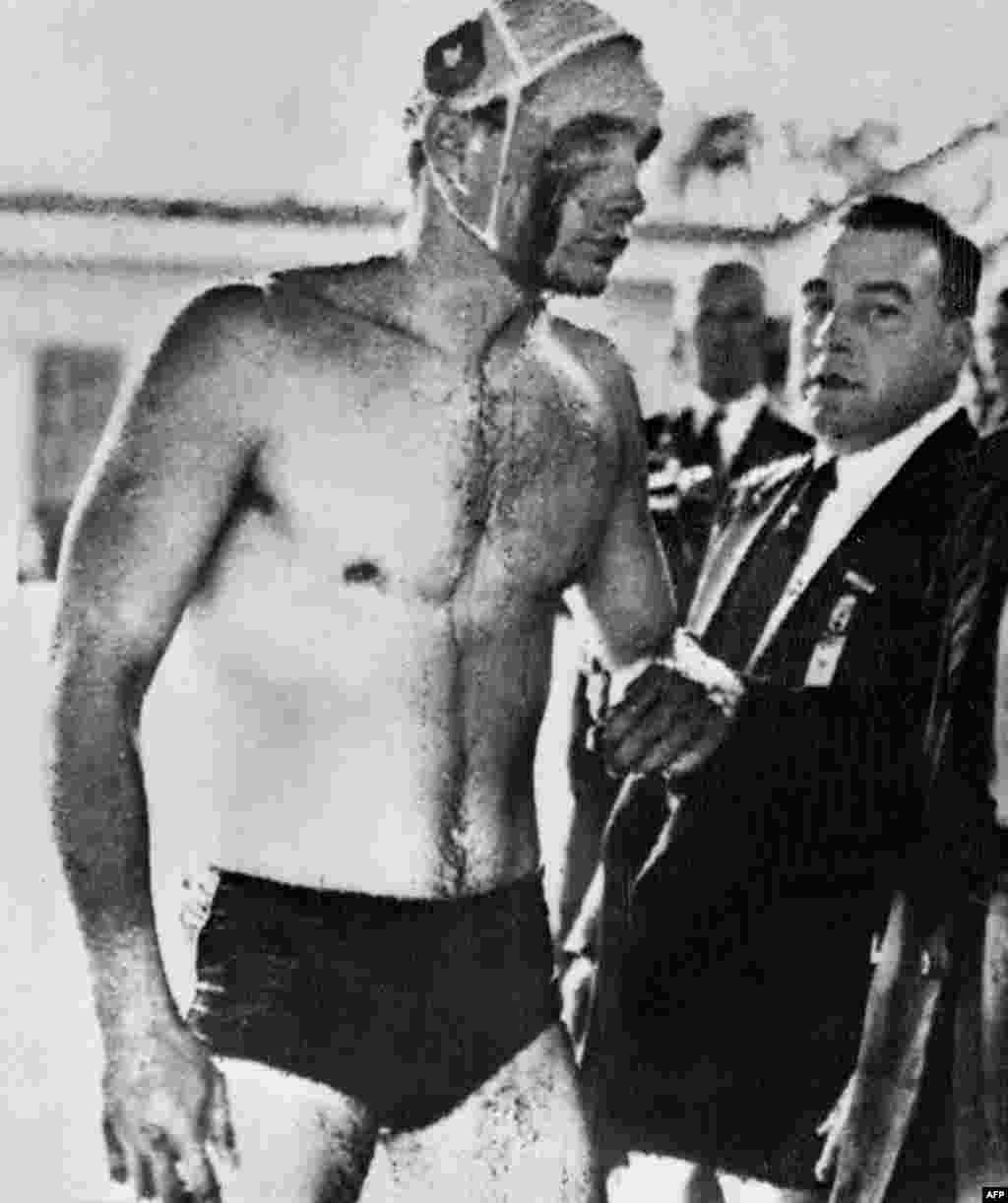Mađarski vaterpolo igrač Ervin Zador nakon polufinalne utakmice protiv SSSR-a na olimpijskim igrama u Melbournu, 1956. neposredno nakon invazije Mađarske od strane SSSR-a. Mađari su osvojili zlato.