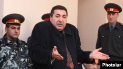 Ճանապարհային ոստիկանության նախկին պետ Մարգար Օհանյանը դատարանի դահլիճում: 9-ը հունվարի 2012թ.