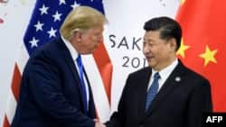 Голова КНР Сі Цзіньпін потискає руку президенту США Дональду Трампу, червень 2019