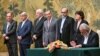 Kineski ministar vanjskih poslova Vang Ji (u sredini) posmatra potpisivanje "Pekinške deklaracije" u Pekingu 23. jula 2024.