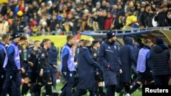 Reprezentativci Kosova napuštaju teren pred kraj utakmice sa Rumunijom, Bukurešt, 16. novembar 2024.