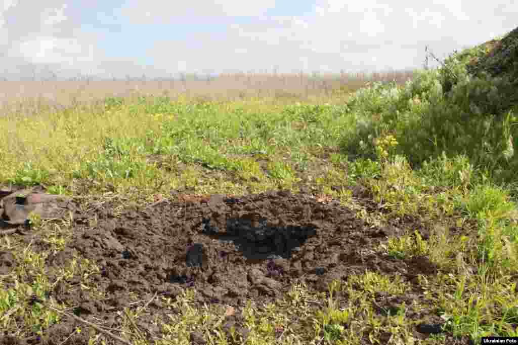 Свіжа воронка біля позицій української армії на північно-західній околиці Авдіївки. За минулу добу в зоні бойових дій на Донбасі загинули 7 українських військовослужбовців, ще 9 поранені. Авдіївка, 24 травня 2016 року БІЛЬШЕ ПРО ЦЕ