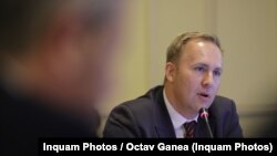 Ministrul Victor Costache operează, în week-end, la un spital privat, pe bază de contract, dar susține că nu este plătit 