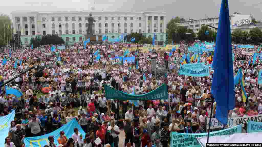 Рік 2013-й, Сімферополь, площа Леніна. За рік до окупації Росією Криму кримські татари вільно збираються, щоб вшанувати загиблих жертв депортації.