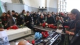 <p>На церемонію прощання до крематорію Байкового кладовища прийшли сотні людей