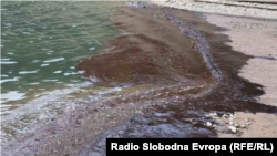 Илустрација - Загадување на водите во езерата