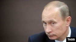  Путин Кыргызстандын ишине кийлигишпей тургандыгын айтып, бирок аскер жиберүүдө