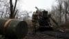 Артилерист 3-ї оперативної бригади НГУ «Спартан» готується вести вогонь із самохідної гаубиці «Богдана», Донецька область, 6 квітня 2025 року 
