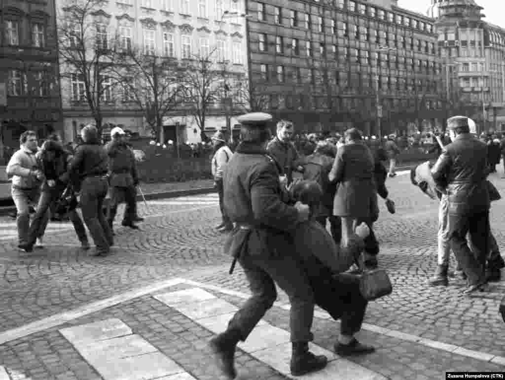 Антиправительственные демонстрации в Праге в январе 1989 года были разогнаны полицией. Выступления были приурочены к 20-летию самосожжения чешского студента Яна Палаха - в знак протеста против советской оккупации. 