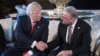 Президент США Дональд Трамп тисне руку Кіту Келлогу (справа) після того, як оголосив його начальником штабу радника з нацбезпеки. Штат Флорида, 20 лютого 2017 року