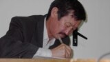 Алым Токтомушев мыкты жазуунун үлгүсүн көрсөткөн